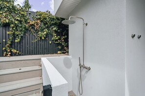 Property grounds - Coastal Noir - Modern Cottesloe Stay (Cottesloe)