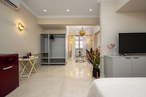 A modern hotel room with a bed, a TV, a desk, and a wardrobe. - Alegrand Suites - Suite 4 in Old town (Rhodes)
