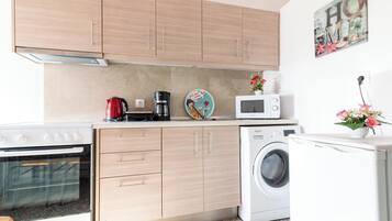 Coffee/tea maker, fridge, microwave, oven