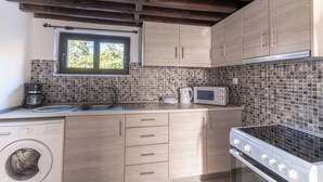 Wasserkocher mit Kaffee-/Teezubehör, Kühlschrank, Mikrowelle, Ofen