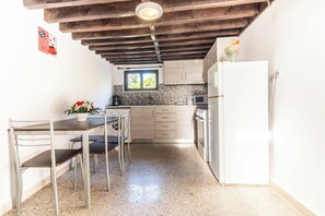 Wasserkocher mit Kaffee-/Teezubehör, Kühlschrank, Mikrowelle, Ofen