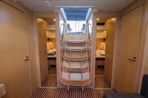 4 Schlafzimmer, Bügeleisen/Bügelbrett