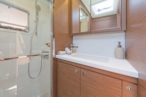 Shower - Sun-Kissed Sailing Adventure in Islas Sarónicas (Alimos)