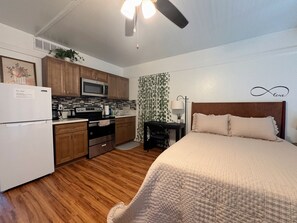 WiFi - Sunshine Rentals is located in Hilo—quiet, comfortable, and cozy! (Hilo)