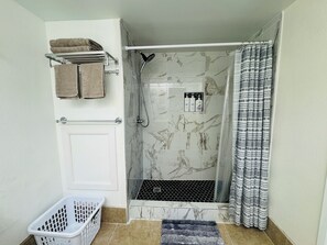 Shower, hair dryer, towels, toilet paper - Sunshine Rentals is located in Hilo—quiet, comfortable, and cozy! (Hilo)