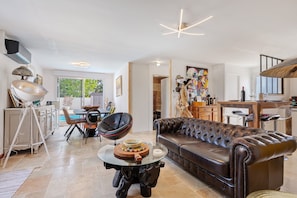 TV - Holiday Home “Villa Bleu Azur” with Private Pool, Wi-Fi and Air Conditioning (Angles)