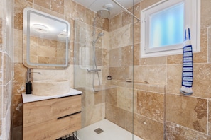 Shower, hair dryer - Holiday Home “Villa Bleu Azur” with Private Pool, Wi-Fi and Air Conditioning (Angles)