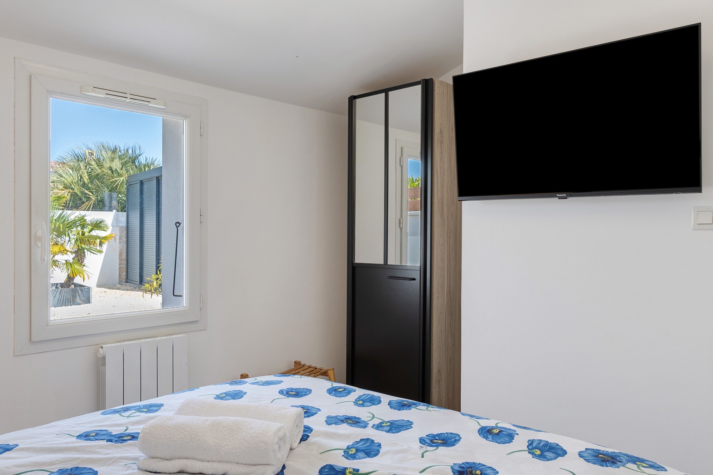 2 bedrooms, iron/ironing board, WiFi
