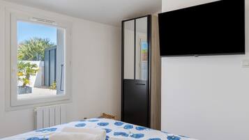 2 bedrooms, iron/ironing board, WiFi