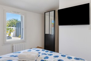 2 bedrooms, iron/ironing board, WiFi - Holiday Home “Villa Bleu Azur” with Private Pool, Wi-Fi and Air Conditioning (Angles)