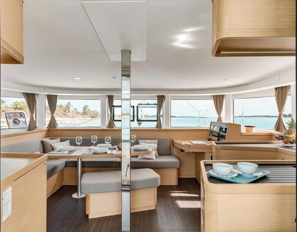Ein modernes Interieur mit Essbereich, Sitzgelegenheiten und Meerblick.
