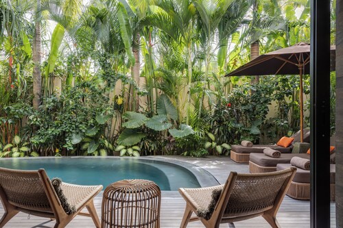 Luxury 4BR Villa in Berawa with a private pool. Walkable to Beach Clubs