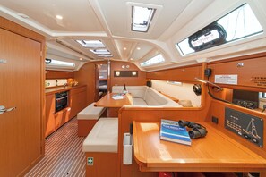 Interior - Sun-Kissed Sailing Adventure in Islas Sarónicas (Alimos)