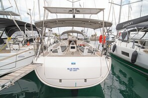 Marina - Sun-Kissed Sailing Adventure in Islas Sarónicas (Alimos)