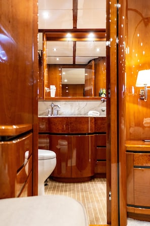 Shower - Sun-Kissed Sailing Adventure in Islas Sarónicas (Alimos)