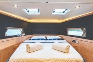 A cabin with a bed, two windows, and a skylight. - Sun-Kissed Sailing Adventure in Islas Sarónicas (Alimos)