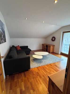 Living area - Spacious apartment, 2 bedrooms and living room, 2 bathrooms, 2 balconies (Garmisch-Partenkirchen)