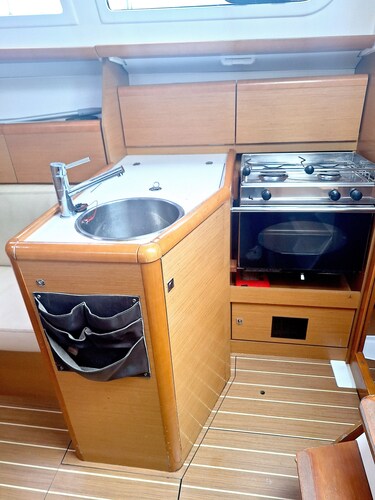 Sun-Kissed Sailing Adventure in Puerto de Toulon