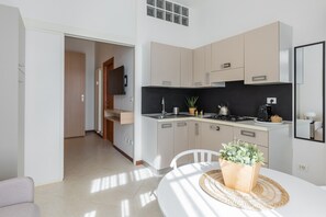 Fridge, microwave, oven, coffee/tea maker - Light-Filled Flat by Wonderful Italy (Bologna)