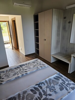 1 bedroom, WiFi, bed sheets - Room 'Camera Matrimoniale' with Sea View, Wi-Fi and Air Conditioning (Savona)