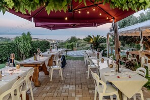 Outdoor dining - Room 'Camera Matrimoniale' with Sea View, Wi-Fi and Air Conditioning (Savona)