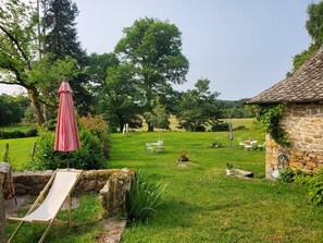 Property grounds - Traditional Holiday Home in Xaintrie (Auriac)