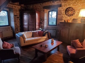 TV, fireplace - Traditional Holiday Home in Xaintrie (Auriac)