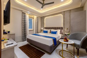 In-room safe, desk, laptop workspace, soundproofing - Anu Plaza-5Mins from Connaught Place (New Delhi)