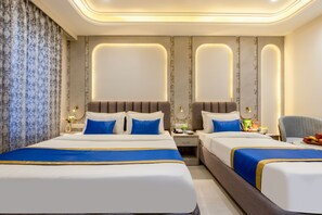 In-room safe, desk, laptop workspace, soundproofing - Anu Plaza-5Mins from Connaught Place (New Delhi)
