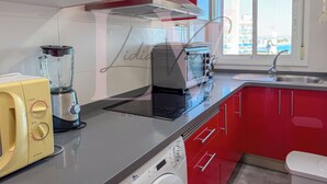 Una cucina moderna dotata di tostapane, frullatore, macchina da caffè e lavastoviglie.