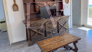 Una scrivania in legno rustica con un portatile, un tavolino e decorazioni in legno.
