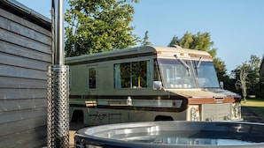 A recreational vehicle with a hot tub and a chimney. - Sleeps 2 -pets Welcome -private Hot Tub -alabama (Skegness)