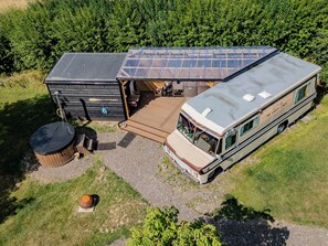 A camper with a covered deck and a small shed attached. - Sleeps 2 -pets Welcome -private Hot Tub -alabama (Skegness)