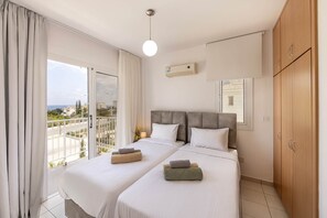 3 bedrooms, in-room safe, iron/ironing board, WiFi - Protaras View 2 - Fig tree Bay Central Protaras (Paralimni)