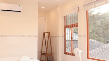 Quarto quádruplo premier, vista parcial para o oceano | Frigobar, escrivaninha, Wi-Fi de cortesia, roupa de cama