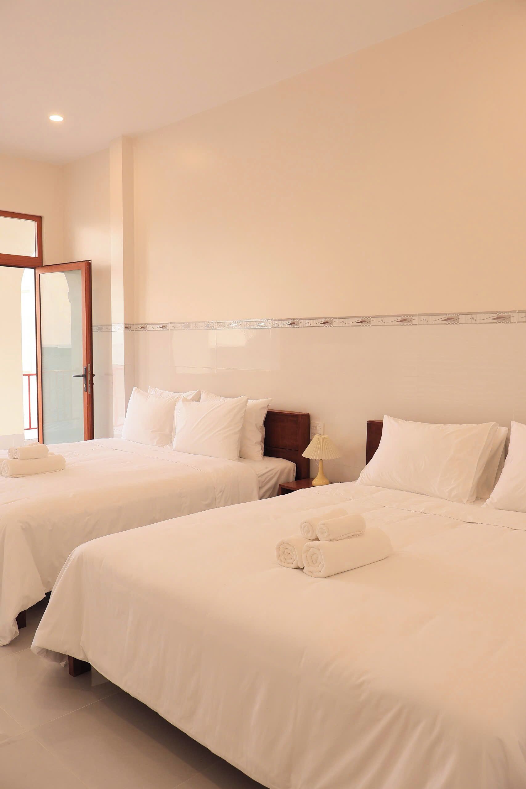 Habitación cuádruple Premier, vistas parciales al mar | Minibar, escritorio, wifi gratis y ropa de cama