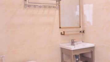 Quarto casal superior, para não fumantes | Banheiro | Chuveiro, secador de cabelo, toalhas de banho, shampoo