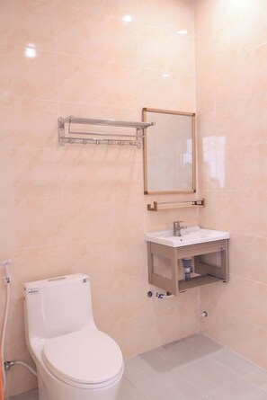 Habitación estándar doble | Baño | Ducha, secador de pelo, toallas y champú