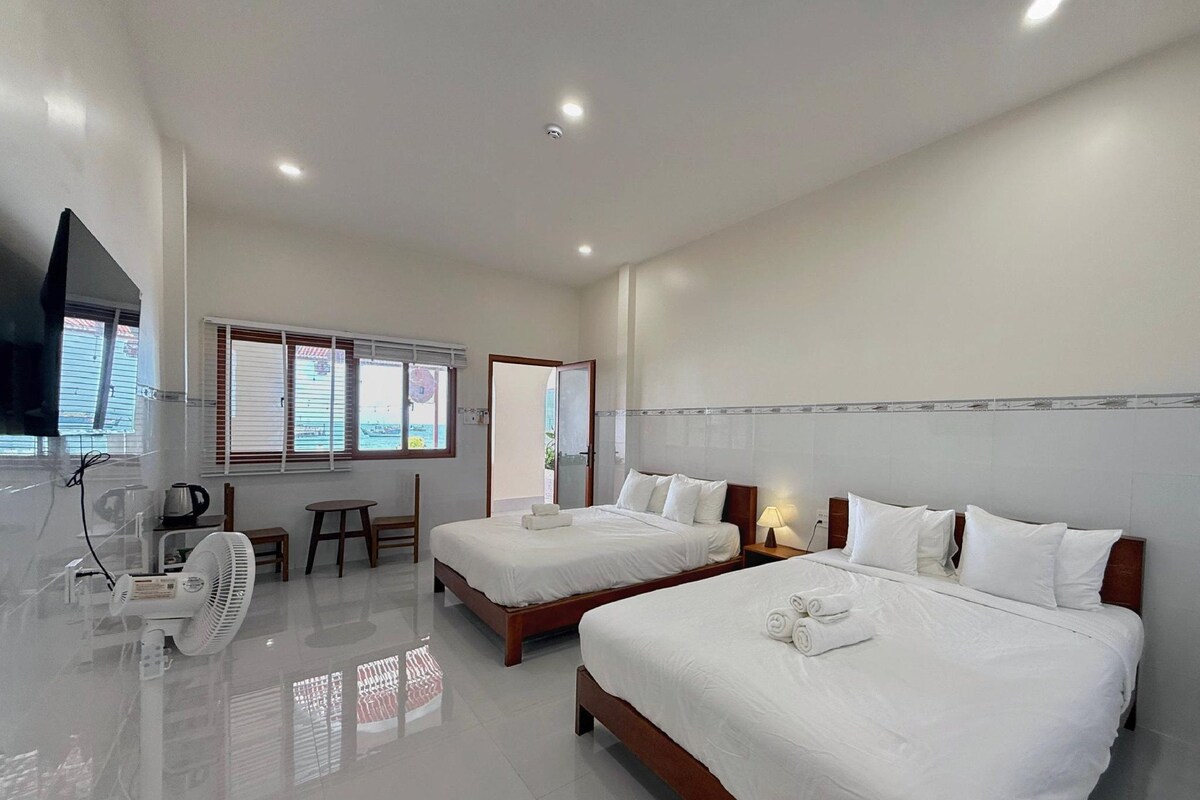 Family Quadruple Room | Bar mini, meja, Wi-fi percuma, cadar katil 