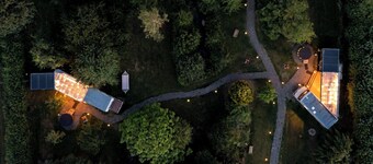 1 Bed Vehicle Luxury Camper -hot Tub, Pets - Willy