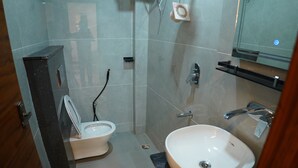 Un baño con inodoro, lavabo y ducha.