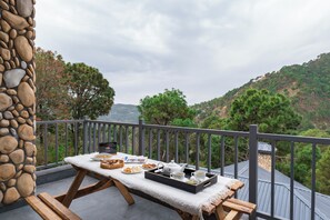 Outdoor dining - ELIVAAS Prive The Retreat 4 BHK Villa  (Kasauli)