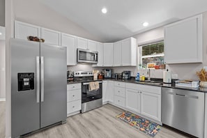 Fridge, microwave, oven, stovetop - The Blue Jay | New House in the Woods w/ Hot Tub (Harpers Ferry)