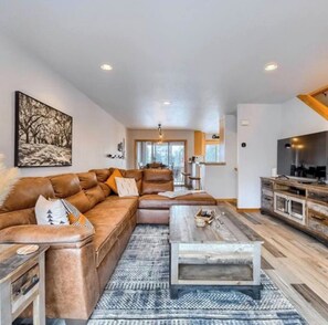 Living area - Charming 3-bedroom Town home in Downtown Winter Park. Perfect for your getaway. (Winter Park)