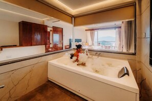 Suíte, sacada, vista para o lago | Banheiro