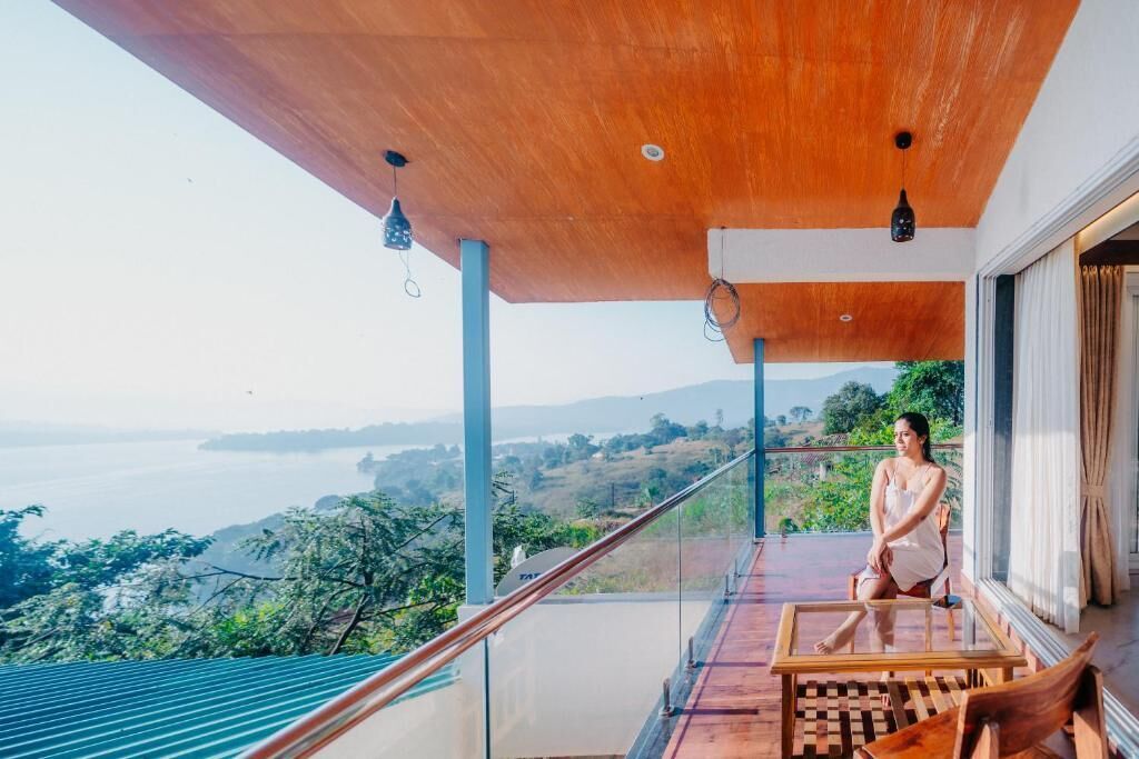 Suite, Balcony, Lake View | Property grounds