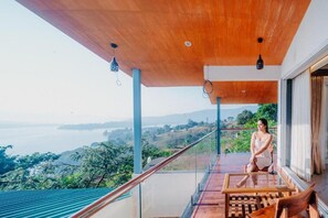 Suíte, sacada, vista para o lago | Área da propriedade