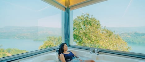 Honeymoon Suite with Jacuzzi Pool and Lake View | Bathroom | Slippers