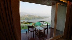 Quarto triplo, sacada, vista para o jardim | Parte interna