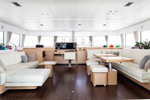 Interior - Sun-Kissed Sailing Adventure in Islas Sarónicas (Alimos)